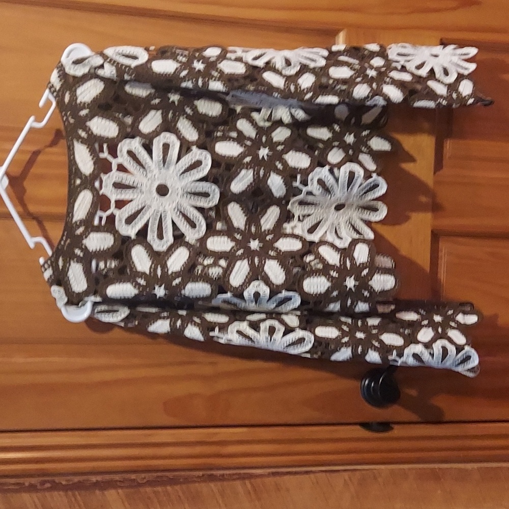 POL Brown and White Floral Crochet Top - Picture 2 of 3